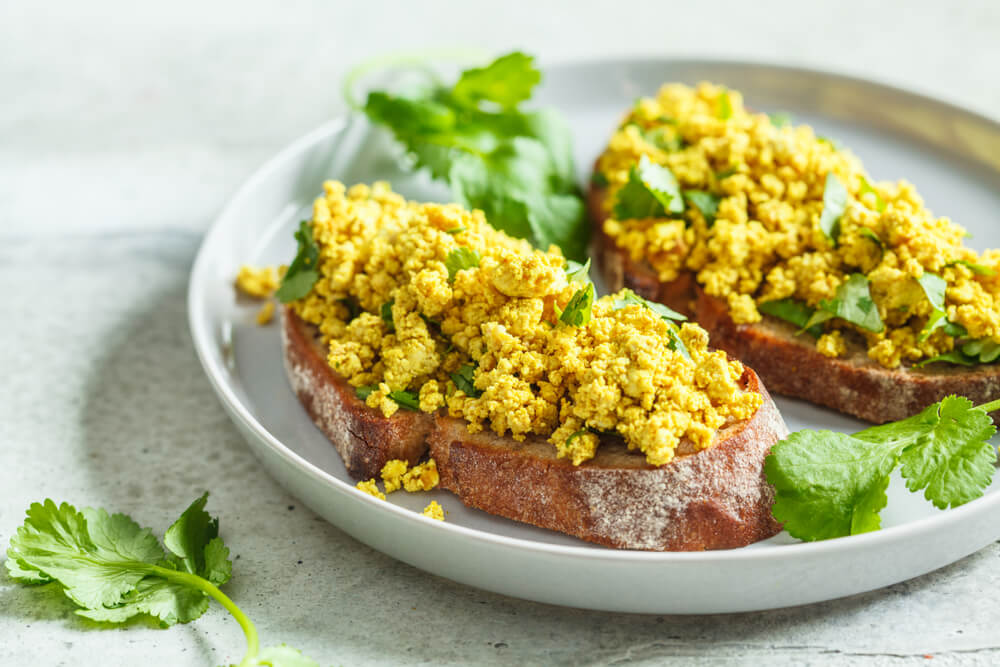 Tofu míchaná vajíčka na chlebu s petrželí